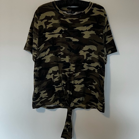 Knotted camo top. - Picture 2 of 4